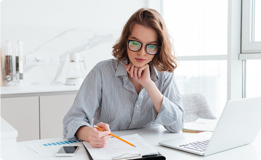 Femme travaillant sur ses finances
